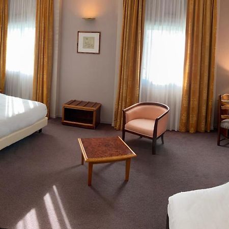 Le Manoir Hotel Orchies Ngoại thất bức ảnh