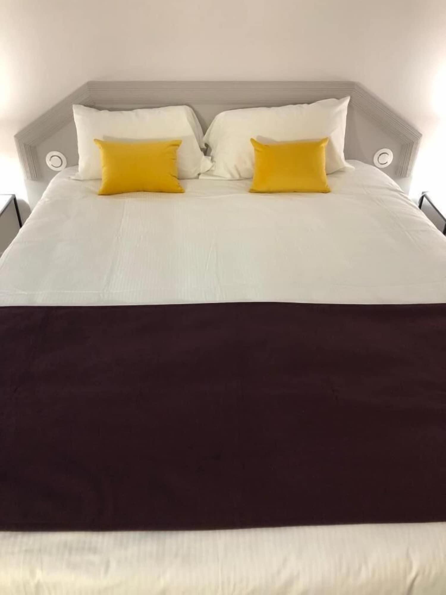 Le Manoir Hotel Orchies Ngoại thất bức ảnh