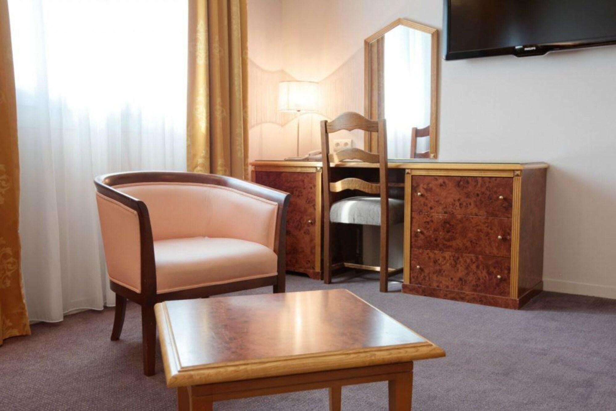 Le Manoir Hotel Orchies Ngoại thất bức ảnh