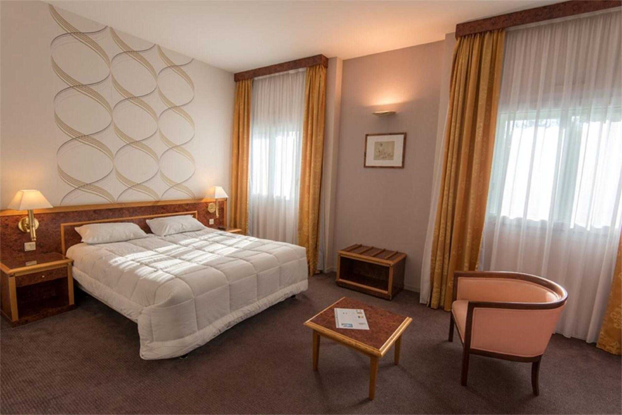 Le Manoir Hotel Orchies Ngoại thất bức ảnh