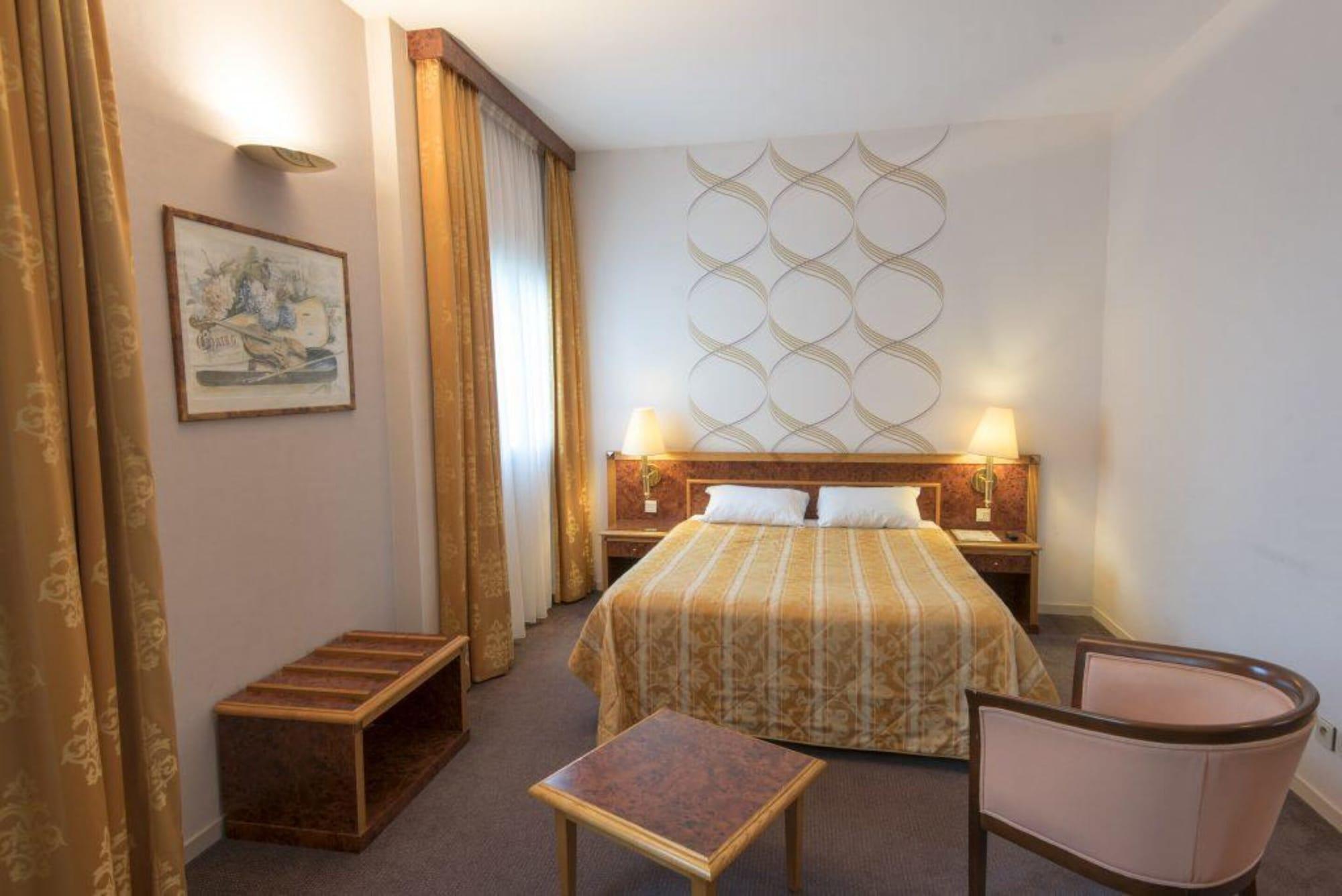 Le Manoir Hotel Orchies Ngoại thất bức ảnh