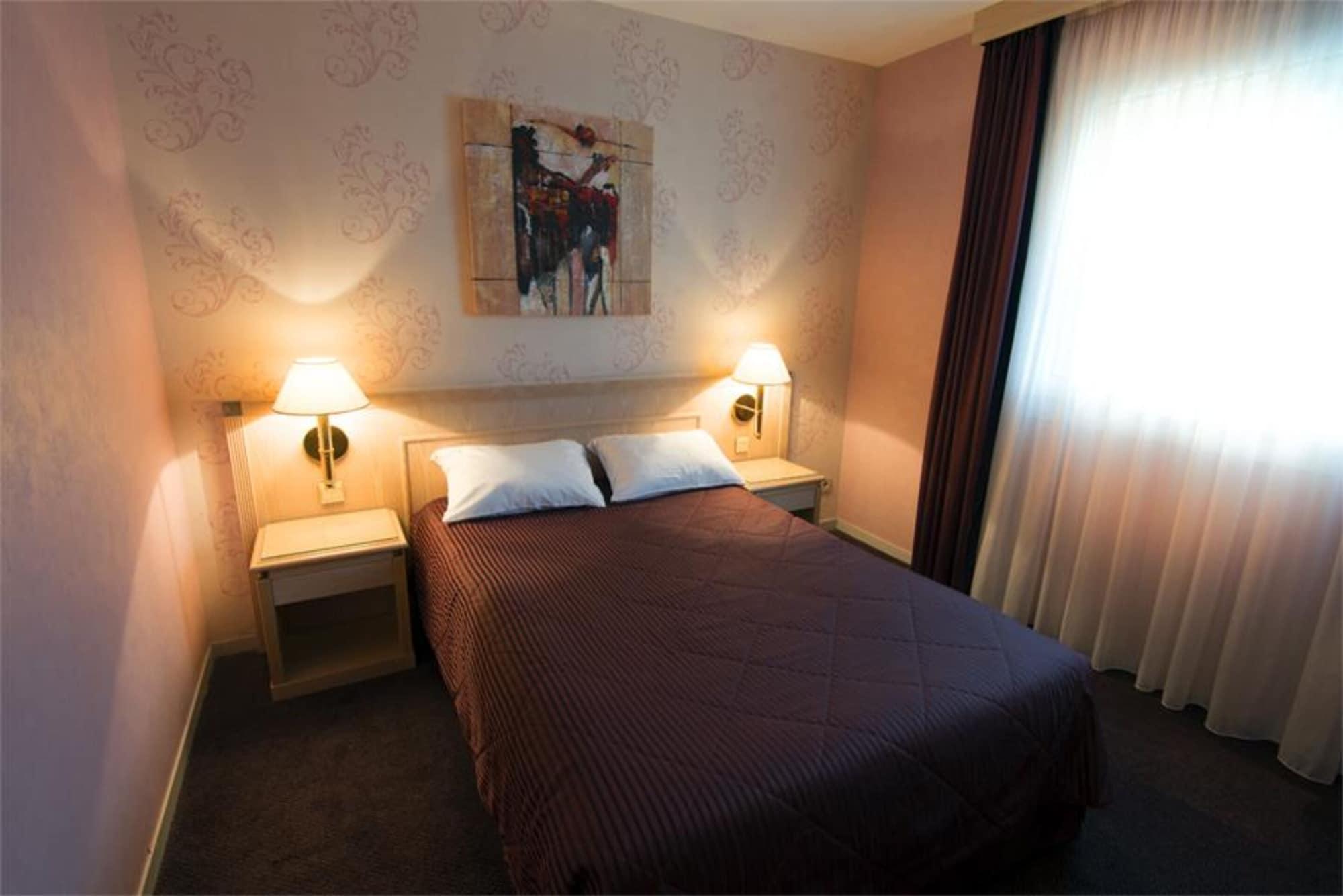 Le Manoir Hotel Orchies Ngoại thất bức ảnh